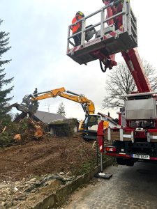 Baumfällung mit Spezialmnaschinen
